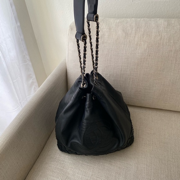Authentic Chanel Black Leather Women's Bag - Picture 3 of 15